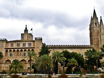 Parlament und Kathedrale in Palma de Mallorca